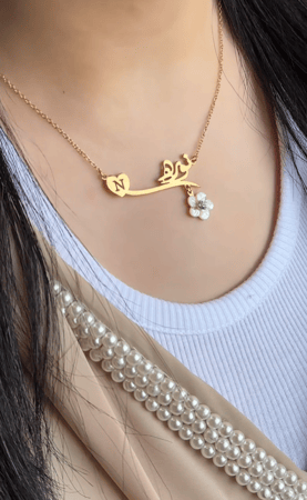 سلسال بالاسم مع حرف مطلي بالذهب ووردة أنيقة - لمسة من الرومانسية والفخامة
