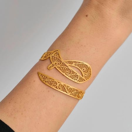 اسوارة بالحرف العربي تصميم أنيق مطلي بالذهب