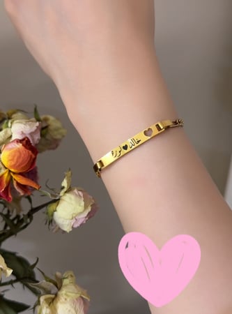 اسوارة بالاسم مع قلب تصميم أنيق
