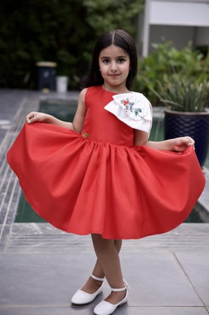 فستان بفيونكه تطريز