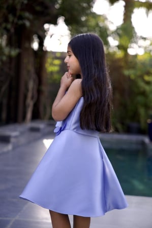 فستان سماوي مزين بالورد