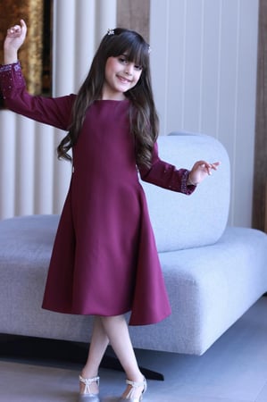 فستان مزين بالخرز على الكم