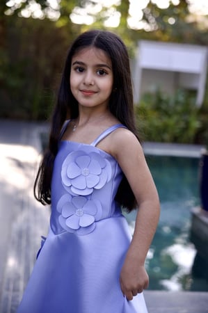 فستان سماوي مزين بالورد