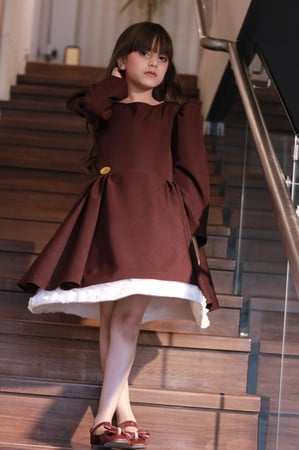 فستان بفتحه بالظهر مزينة باللؤلؤ