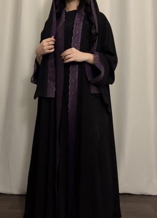 عبايه( N96 ) سودا مع دانتيل بنفسجي