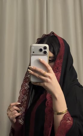 عبايه( N93 ) سودا مع دانتيل عنابي