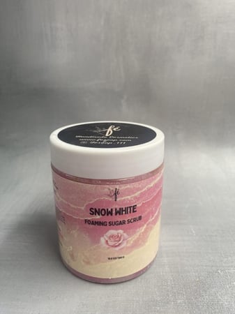 مقشر الجسم بالعرق سوس والورد يرطب وينعم البشرة بلطف