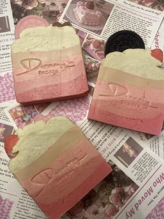 صابون طبيعي فني بشكل كعكة الفراولة الطازجه وبرائحة الفراولة اللذيذه