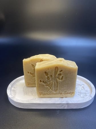 صابونة طبيعية بحليب الماعز والعسل والشوفان لبشرة ناعمة حريرية