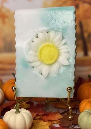 The صابون طبيعي بزهرة الاذريون ولبان الذكر والبيض