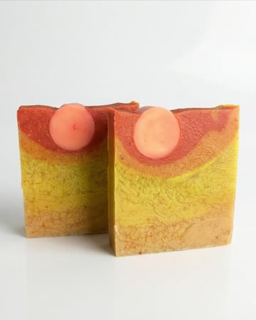 صابونة طبيعيه بالكركم ولبان الذكر والمر لبشرقة بيضاء مشرقة