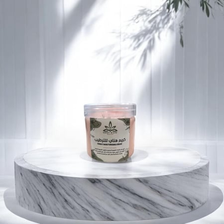 ينعم ويفتح لون البشرة