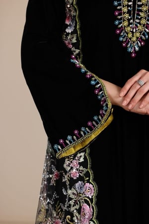 جلابية مخمل بتطريز شك يدوي والتل المطرز