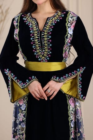 جلابية مخمل بتطريز شك يدوي والتل المطرز