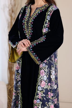 جلابية مخمل بتطريز شك يدوي والتل المطرز