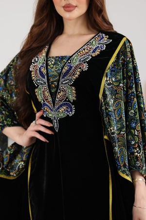 جلابية مخمل فراشة بتطريز شك يدوي في الصدر ممزوجة بقماش مشجر