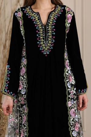 جلابية مخمل بتطريز شك يدوي والتل المطرز