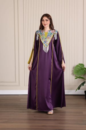 جلابية ساتان بتدخيلة الترتر الملون وهدب لماع