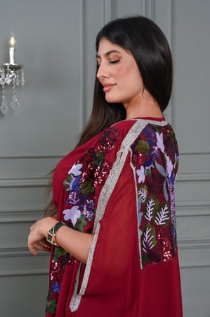 جلابية قطعتين بالبشت المطرز بالورود