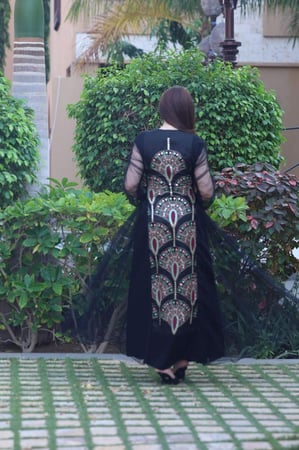 جلابية لينن مطرزة مدمجة بالتل وربطة جميلة في الاجناب