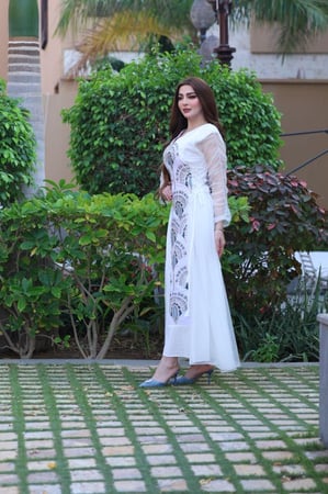 جلابية لينن مطرزة مدمجة بالتل وربطة جميلة في الاجناب