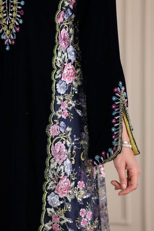 جلابية مخمل بتطريز شك يدوي والتل المطرز