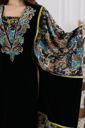 جلابية مخمل فراشة بتطريز شك يدوي في الصدر ممزوجة بقماش مشجر