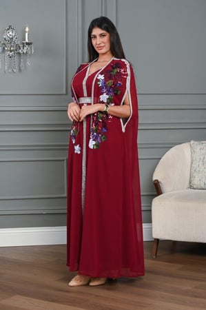 جلابية قطعتين بالبشت المطرز بالورود