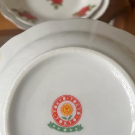 صحون فنتج من "Tokyo" مزين بالورد الأحمر