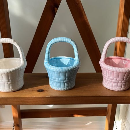 تحفة خزف فنتج ( حجم صغير ) على شكل سلة