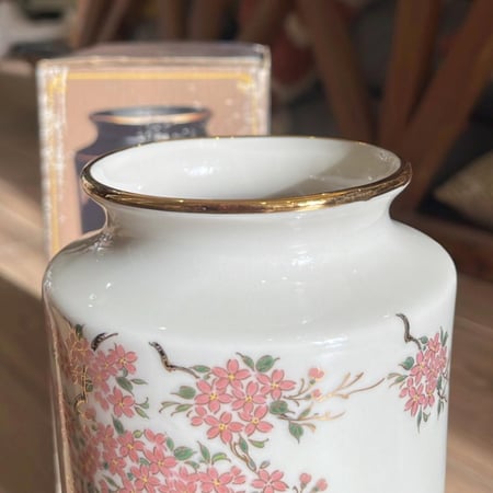 مزهرية بورسلين فاخرة صناعة يابانية عتيقة | تتميز برسومات يدوية لطائر Pheasant والزهور التقليدية مثل الأقحوان وأزهار الكرز | من إنتاج شركة شيباتا اليابانية