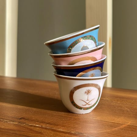 فنجال ياباني فنتج اصدار الثمانينات | يحمل شعار ( سيفين و نخلة و مكة والمدينة )