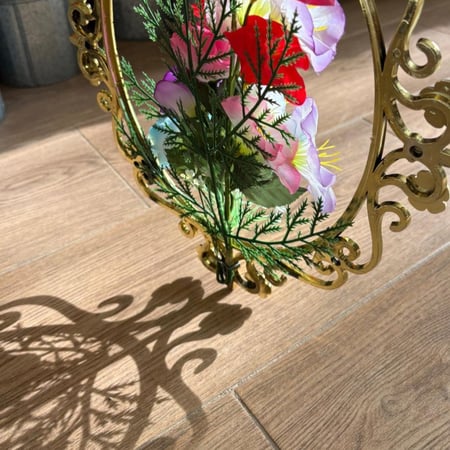 لوحة من باقة الورد الصناعي بإيطار بلاستيك