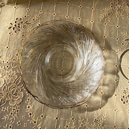 كوب زجاجي فنتج بإيطار ذهبي