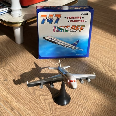 مجسم الطائرة ، بقاعدة متحركة