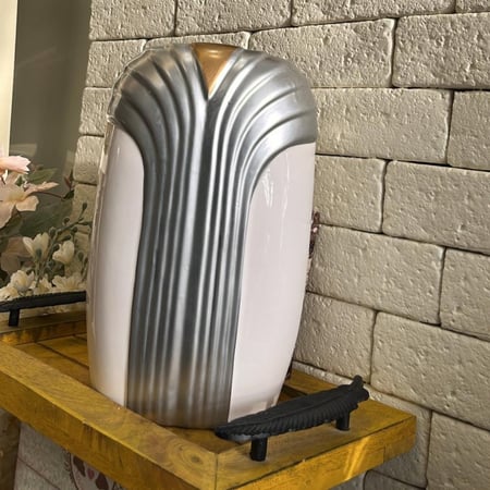 فازة عتيقة إصدار الثمانينات | صناعة تايوان ( الستيكر الذهبي )