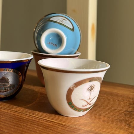 فنجال ياباني فنتج اصدار الثمانينات | يحمل شعار ( سيفين و نخلة و مكة والمدينة )