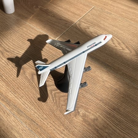 مجسم الطائرة ، بقاعدة متحركة