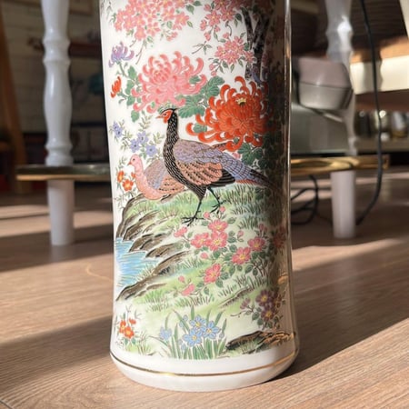 مزهرية بورسلين فاخرة صناعة يابانية عتيقة | تتميز برسومات يدوية لطائر Pheasant والزهور التقليدية مثل الأقحوان وأزهار الكرز | من إنتاج شركة شيباتا اليابانية
