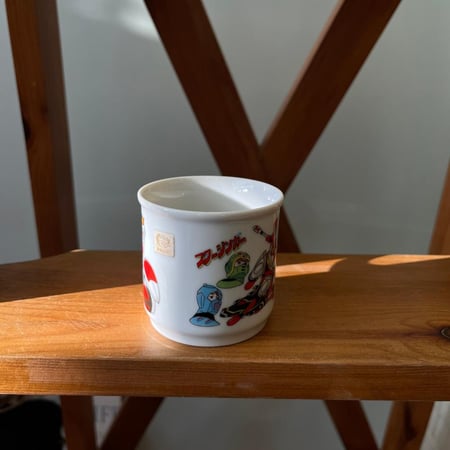 كوب فنتج من السيراميك يحمل تصميمًا لشخصيات من مسلسل الأنمي الياباني ستارزينجر (Starzinger).