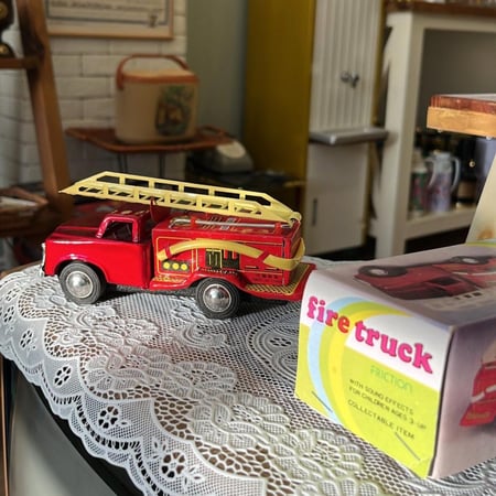 شاحنة رجل الإطفاء من " حديد صاج " اصدار قديم