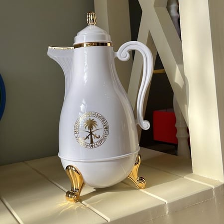 ترمس صناعة يابانية فنتج من غلوريا ( يحمل شعار سيفين ونخلة )