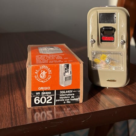 مفتاح حائط ثنائي القطب مزود بفيوزات سلكية | اصدار قديم