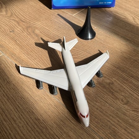 مجسم الطائرة ، بقاعدة متحركة