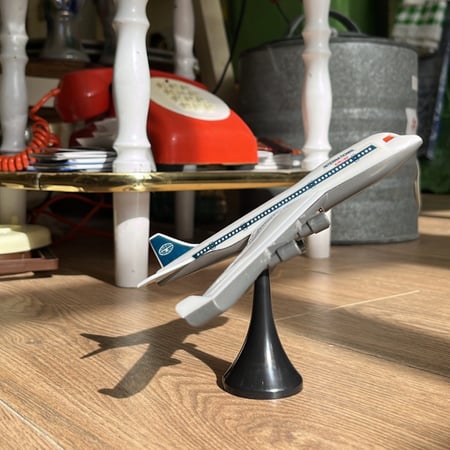 مجسم الطائرة ، بقاعدة متحركة