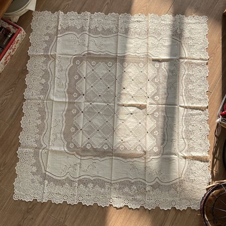 مفرش طاولة ، فنتج