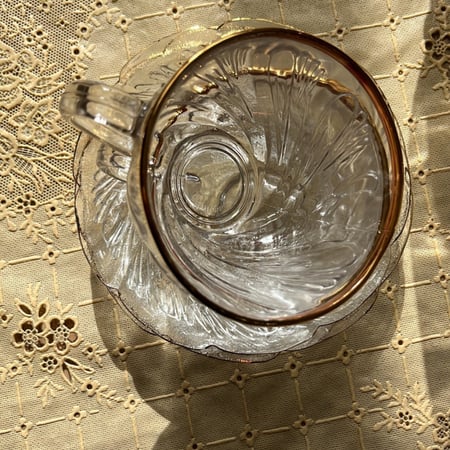 كوب زجاجي فنتج بإيطار ذهبي