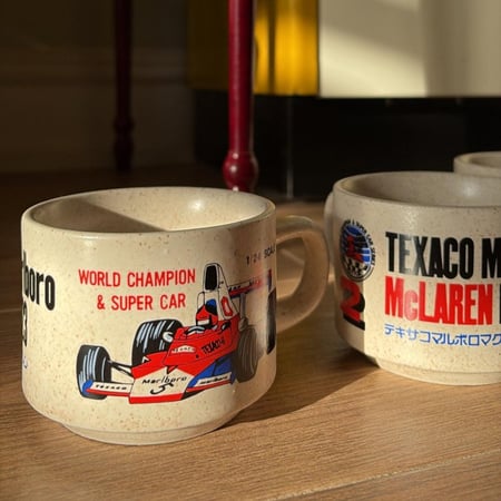 كوب فنتج يحمل صورة لسيارة السباق ماكلارين إم 23 (McLaren M23)، وهي سيارة فورمولا 1 شهيرة في السبعينيات