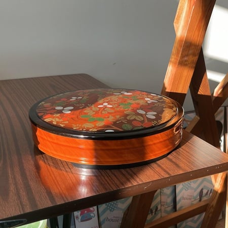 طبق تقديم خشبي ‎عتيق مطلي بالورنيش الأحمر والأسود مع غطاء  |  فنتج ونادر من اليابان