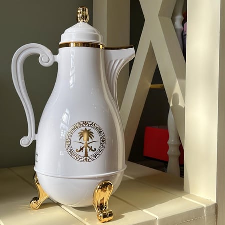 ترمس صناعة يابانية فنتج من غلوريا ( يحمل شعار سيفين ونخلة )